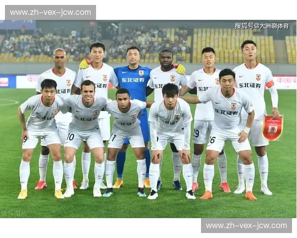 铁血与柔情的博弈：当“人和”撞上“亚泰”，谁才是绿茵场上的终极硬汉？